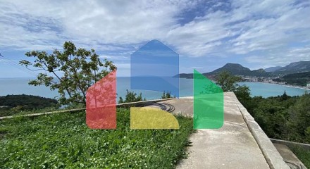 A fenced plot for sale with a panoramic view of the Adriatic Sea