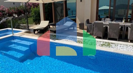 Villa with a pool and panoramic sea view