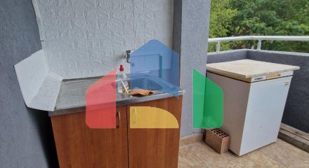Двухэтажный мини-отель с бассейном и  видом на море в Сутоморе