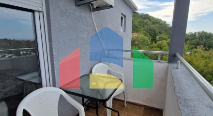 Двухэтажный мини-отель с бассейном и  видом на море в Сутоморе