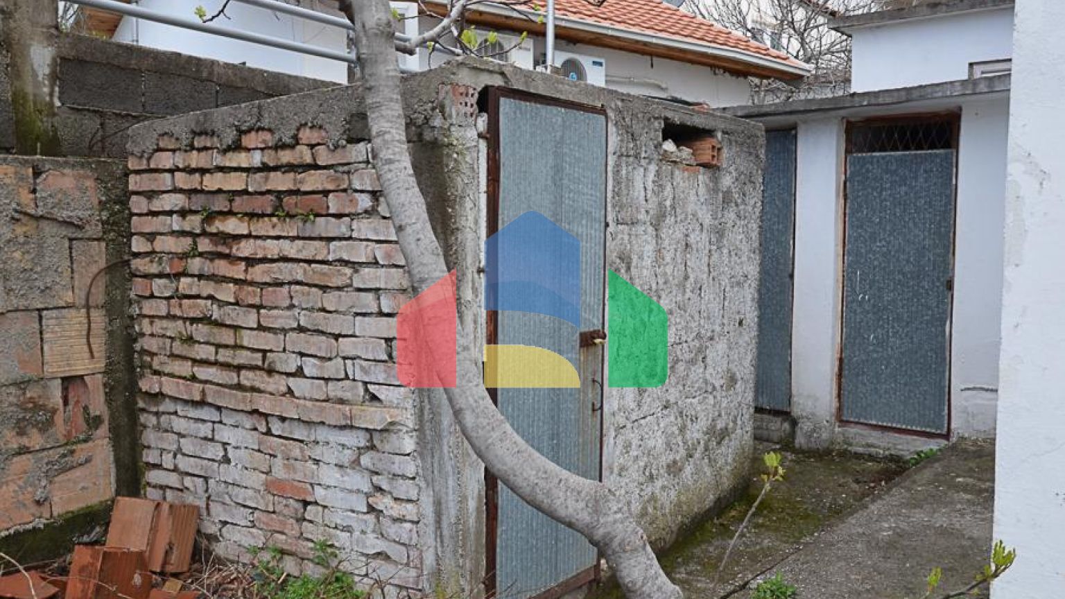 Легальный дом с просторным участком в Сутоморе