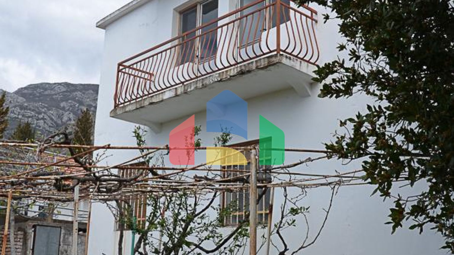 Легальный дом с просторным участком в Сутоморе