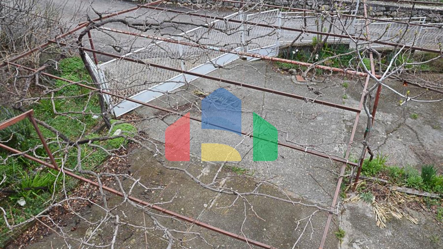 Легальный дом с просторным участком в Сутоморе