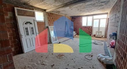 Недостроенный двухэтажный большой дом в Сутоморе