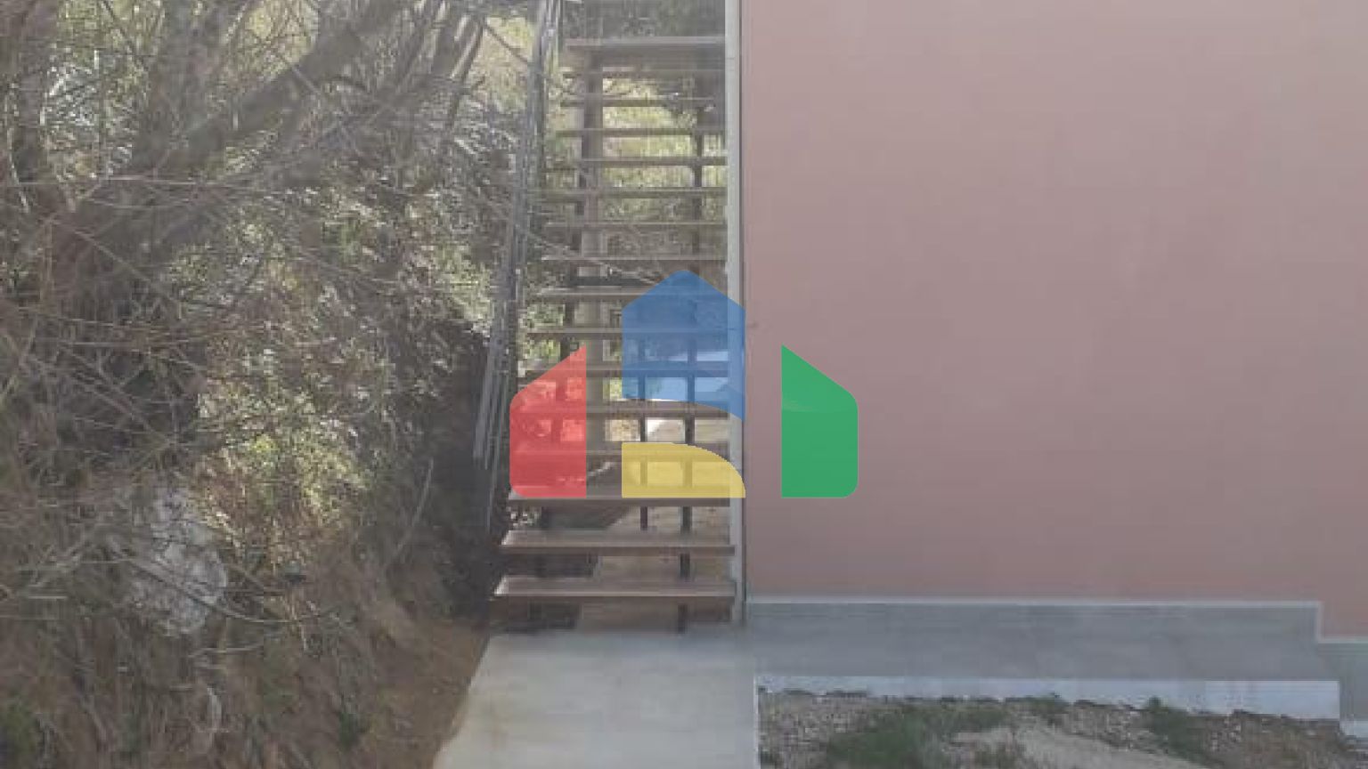 Трехэтажный дом в Сутоморе