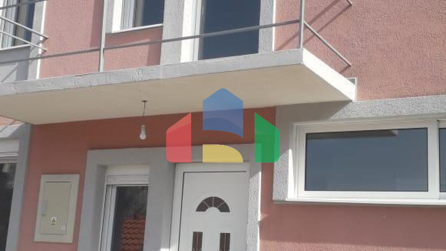 Трехэтажный дом в Сутоморе