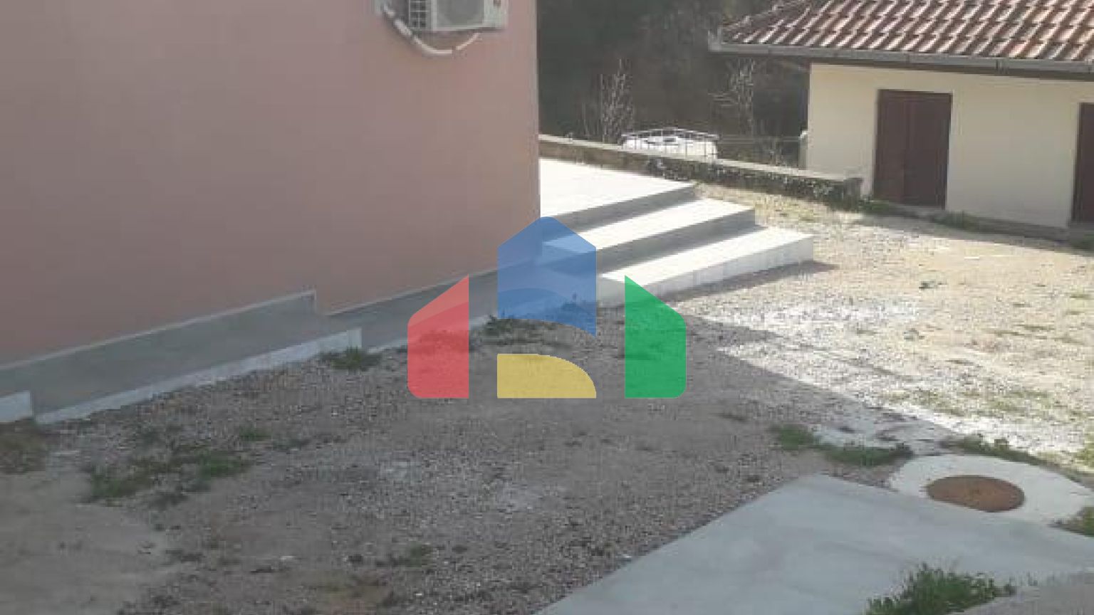 Трехэтажный дом в Сутоморе