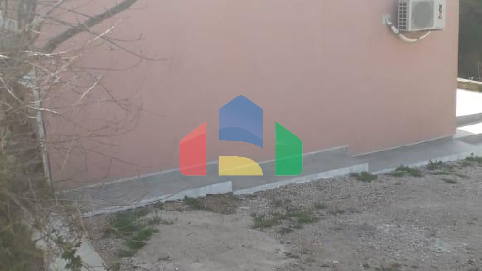 Трехэтажный дом в Сутоморе