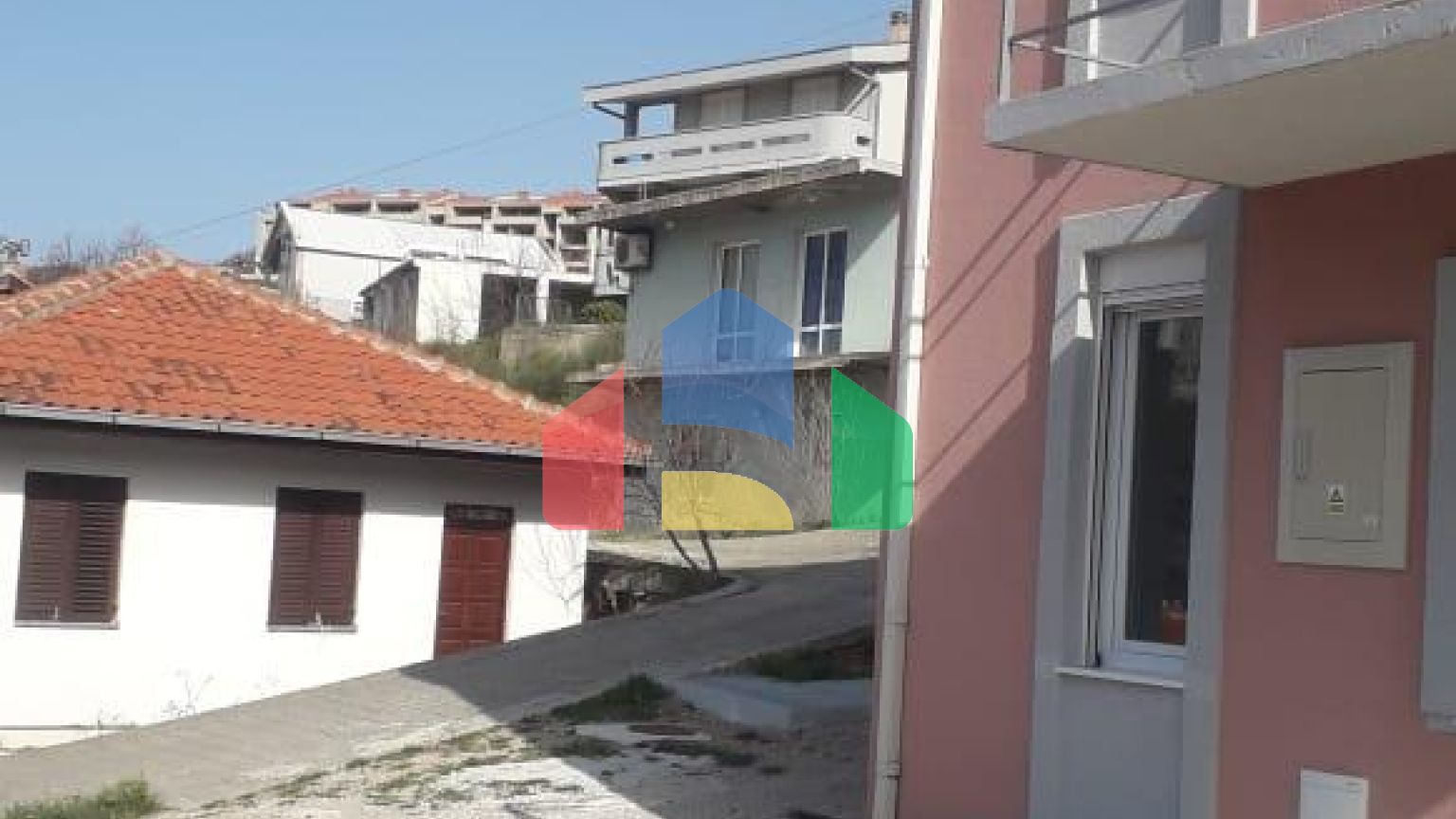 Трехэтажный дом в Сутоморе