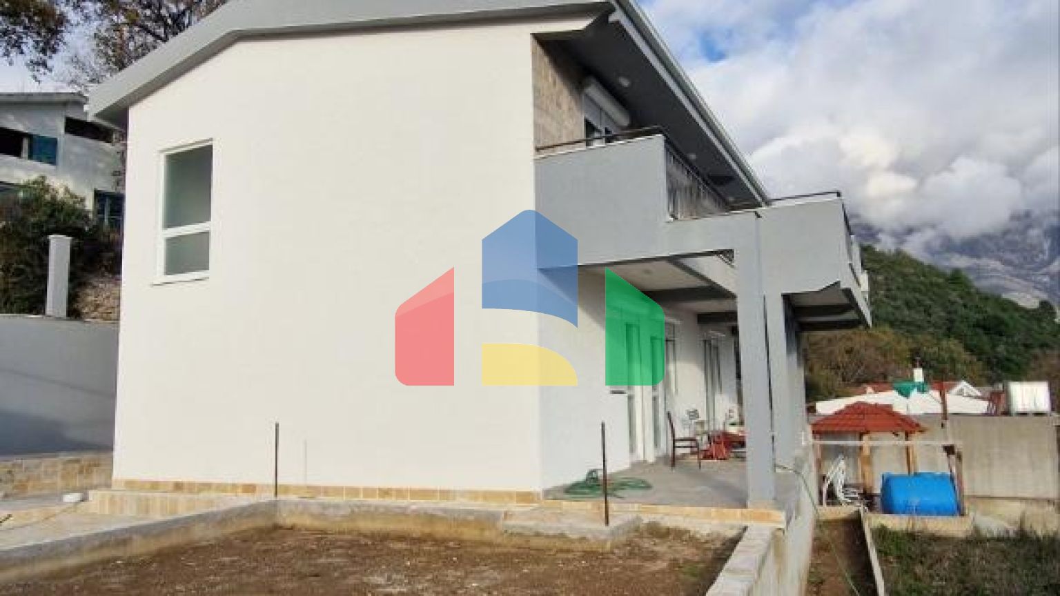 Двухэтажная вилла в Заградже с большим участком