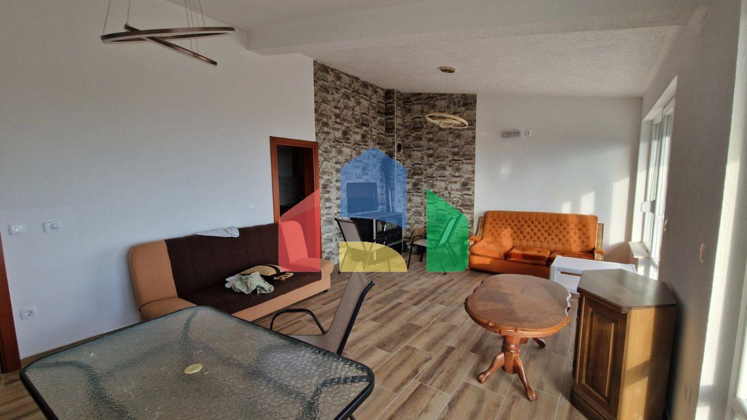 Двухэтажная вилла в Заградже с большим участком