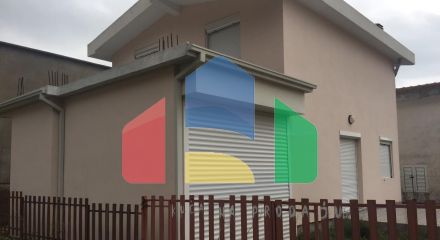 Новый дом в Сутоморе, район Брца с гаражом.