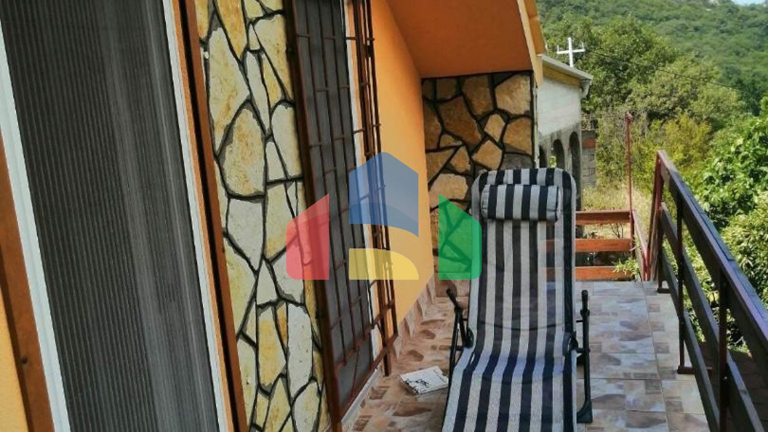 Дом находится в местечке  Джурмани