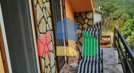 Дом находится в местечке  Джурмани