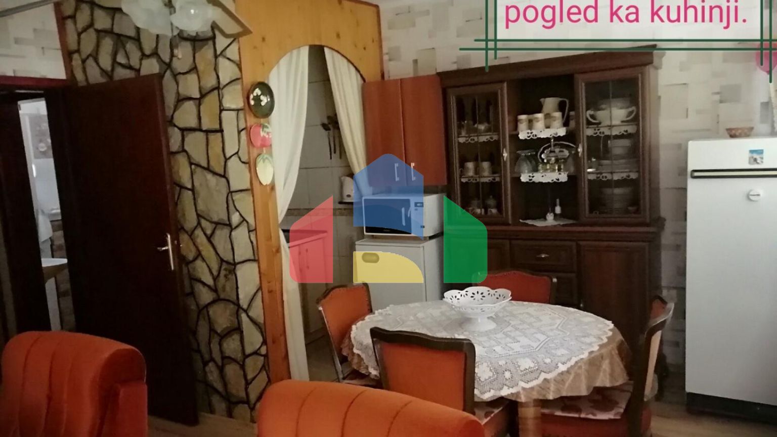 Дом находится в местечке  Джурмани