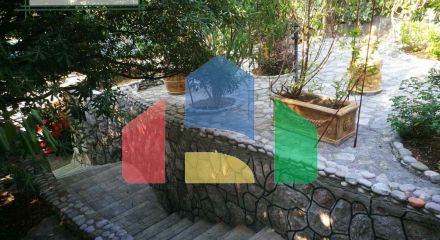 Дом находится в местечке  Джурмани