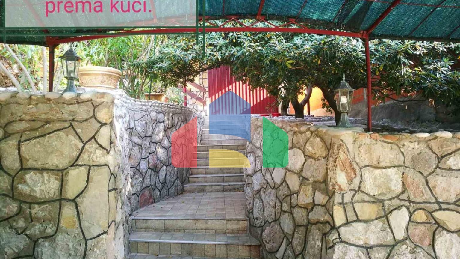 Дом находится в местечке  Джурмани