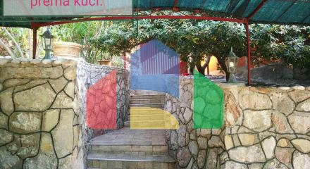 Дом находится в местечке  Джурмани