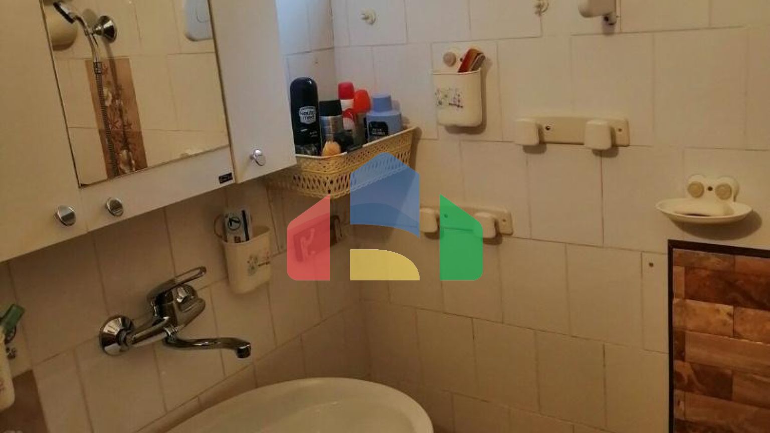 Дом находится в местечке  Джурмани