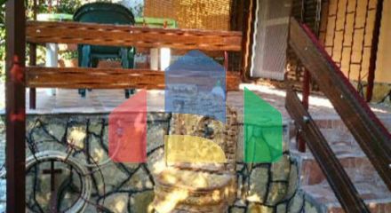 Дом находится в местечке  Джурмани