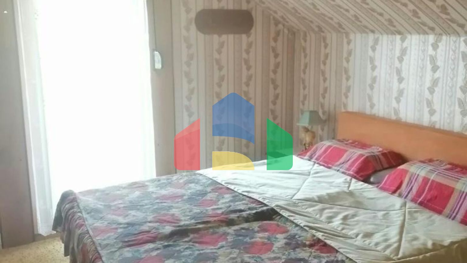 Дом находится в местечке  Джурмани