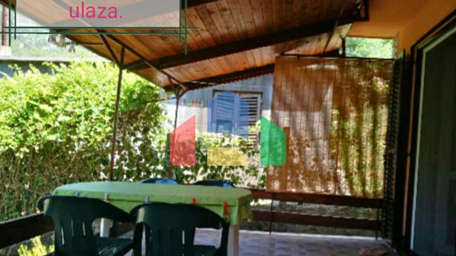 Дом находится в местечке  Джурмани