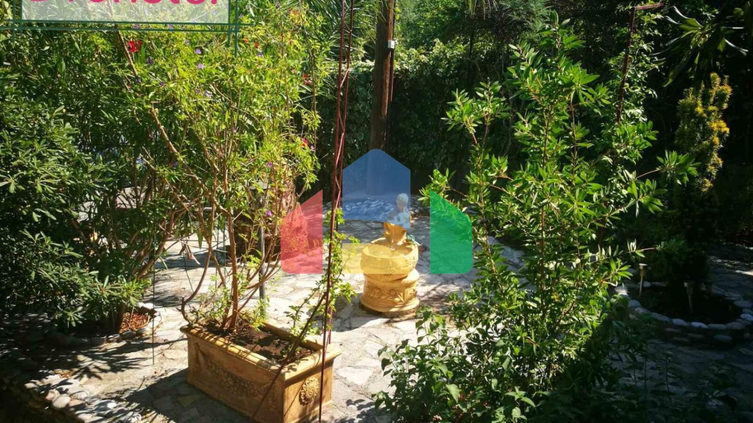 Дом находится в местечке  Джурмани