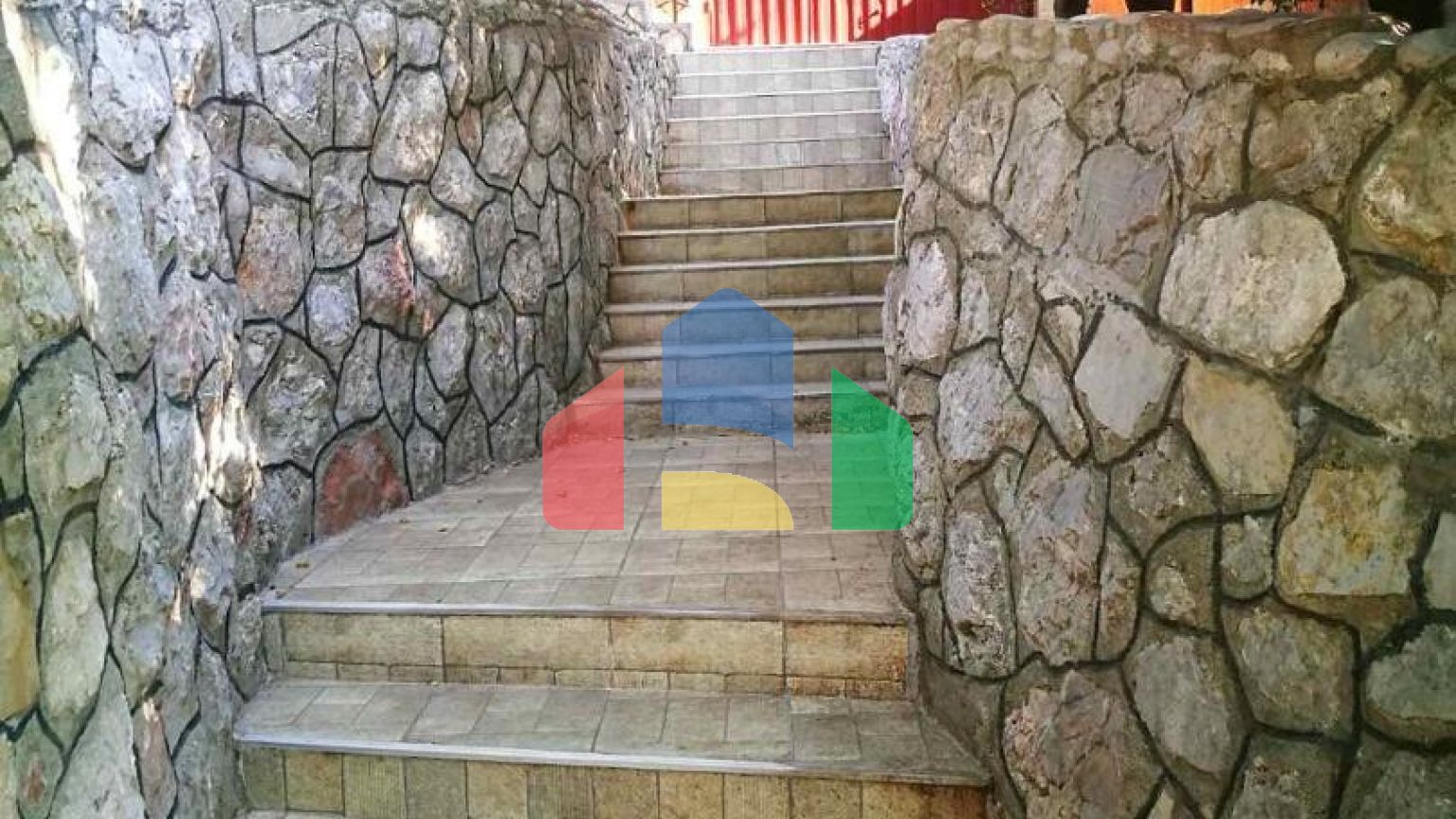 Дом находится в местечке  Джурмани