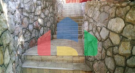 Дом находится в местечке  Джурмани