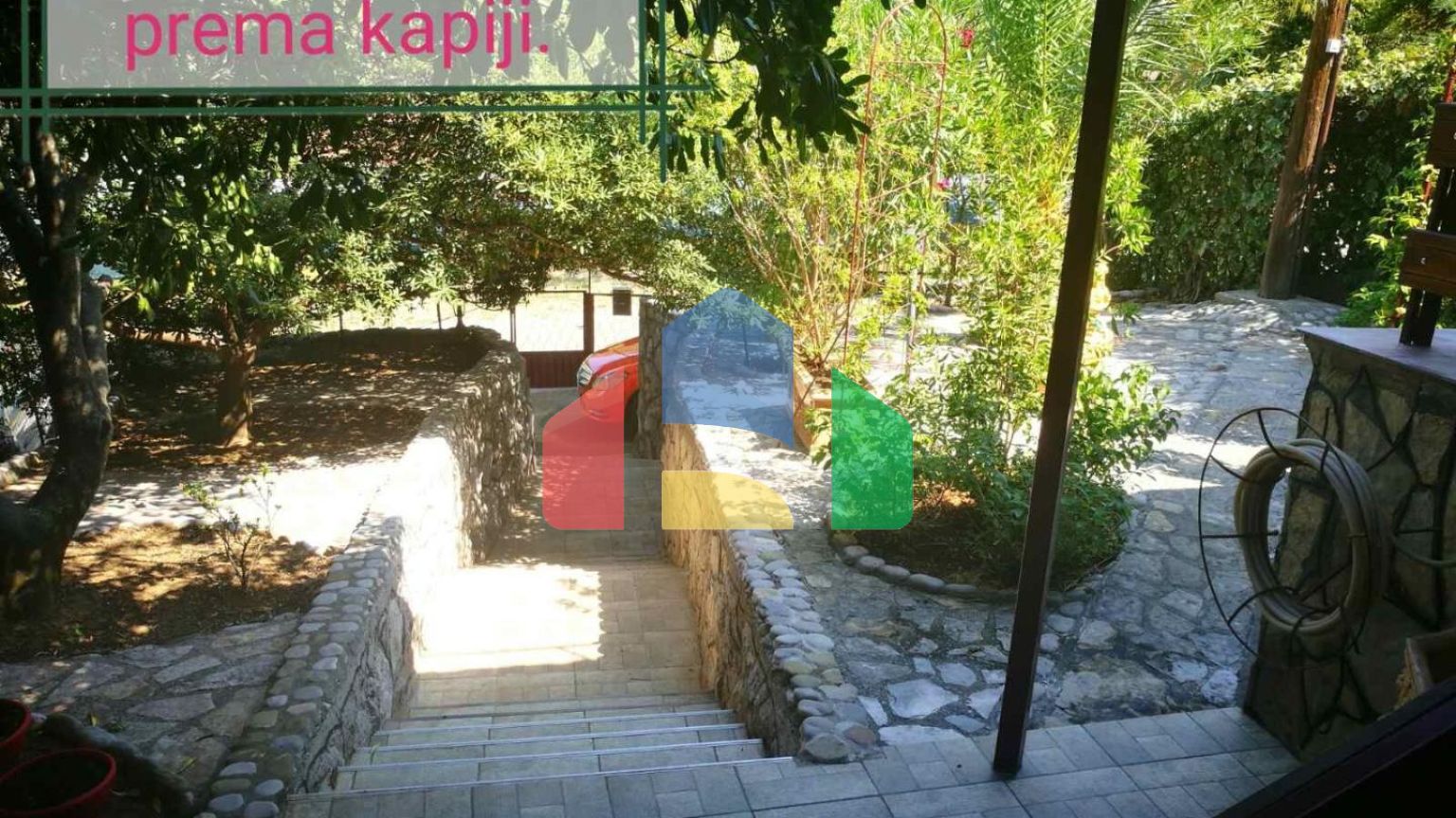 Дом находится в местечке  Джурмани