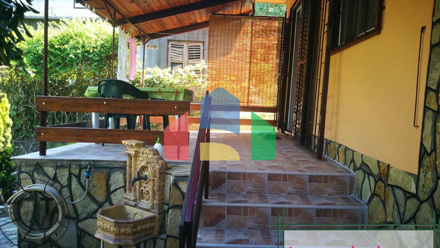 Дом находится в местечке  Джурмани