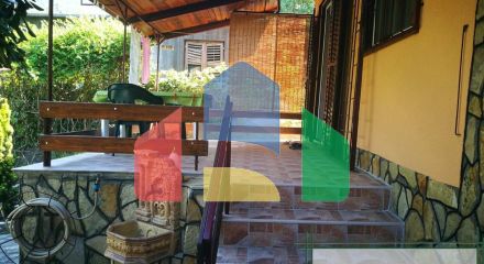 Дом находится в местечке  Джурмани