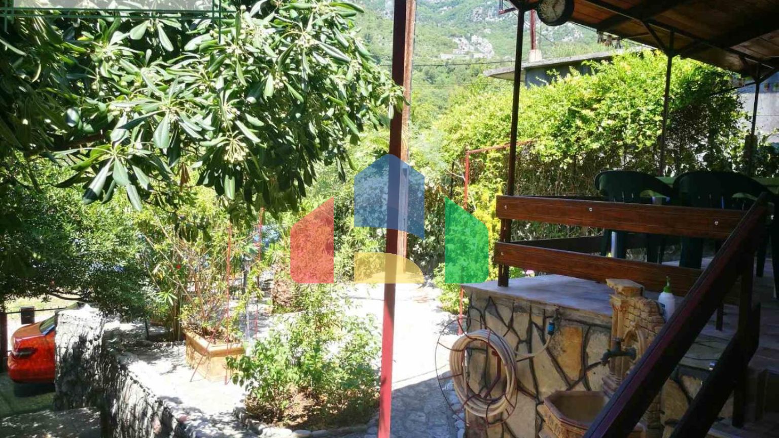 Дом находится в местечке  Джурмани