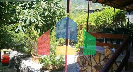 Дом находится в местечке  Джурмани