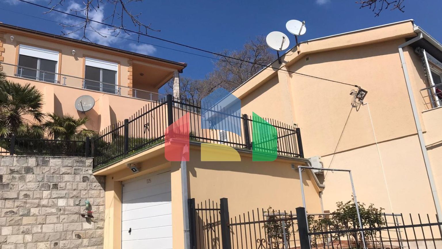 Уникальная вилла с панорамным видом, окруженное зеленью