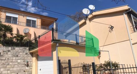 Уникальная вилла с панорамным видом, окруженное зеленью Уникальная вилла с панорамным видом, окруженное зеленью