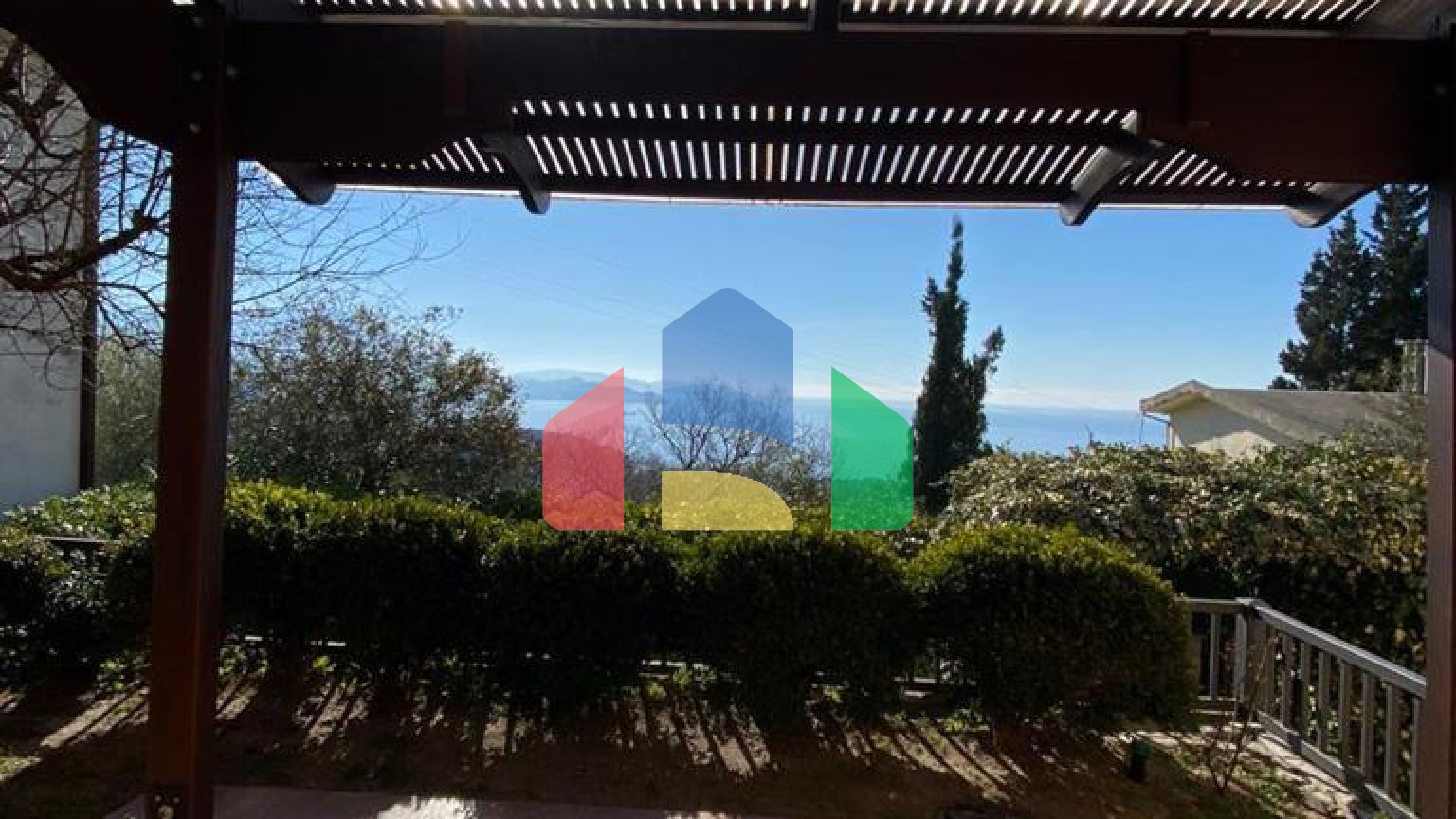 Уникальная вилла с панорамным видом, окруженное зеленью