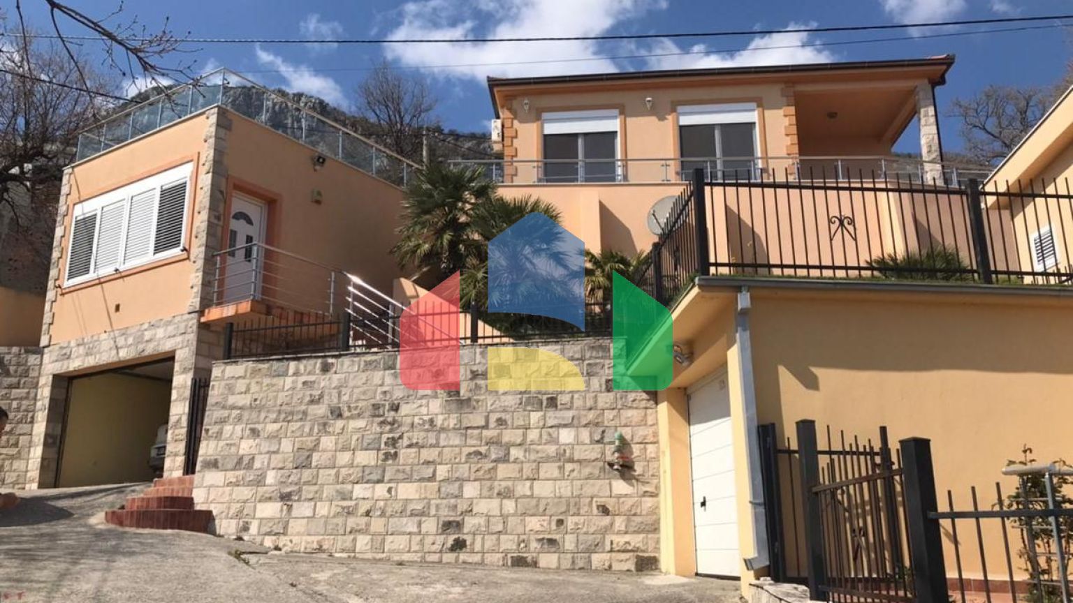 Уникальная вилла с панорамным видом, окруженное зеленью