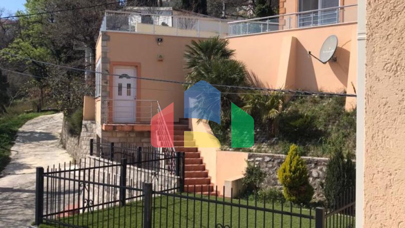 Уникальная вилла с панорамным видом, окруженное зеленью