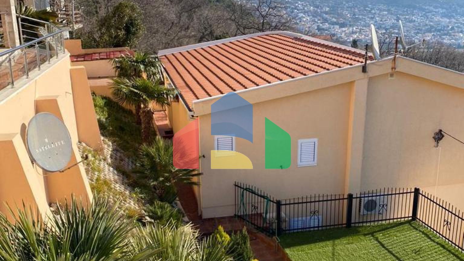 Уникальная вилла с панорамным видом, окруженное зеленью