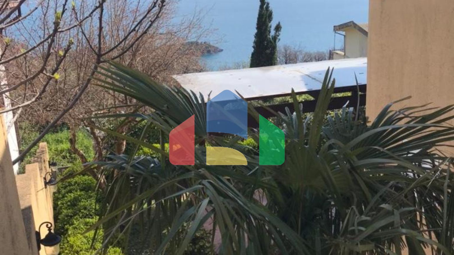 Уникальная вилла с панорамным видом, окруженное зеленью