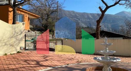 Уникальная вилла с панорамным видом, окруженное зеленью Уникальная вилла с панорамным видом, окруженное зеленью