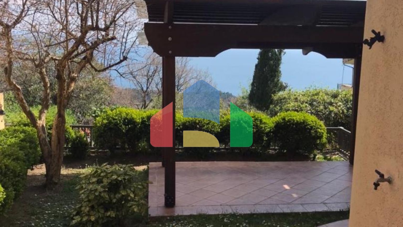 Уникальная вилла с панорамным видом, окруженное зеленью