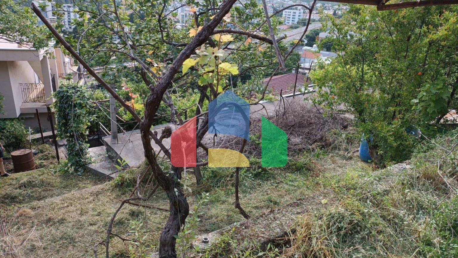 Недорогой дом в Сутоморе с каскадным участком.