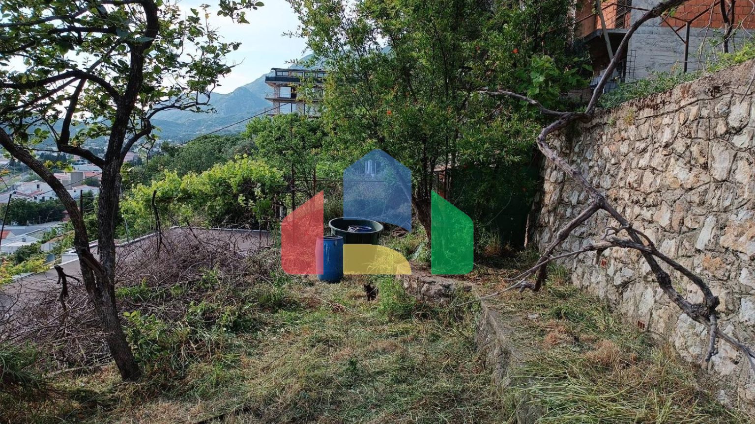 Недорогой дом в Сутоморе с каскадным участком.