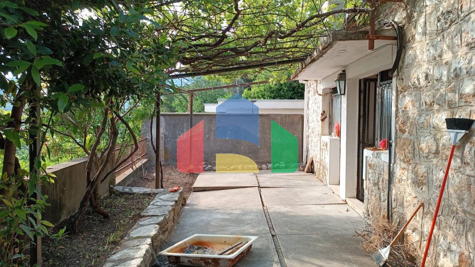 Недорогой дом в Сутоморе с каскадным участком.