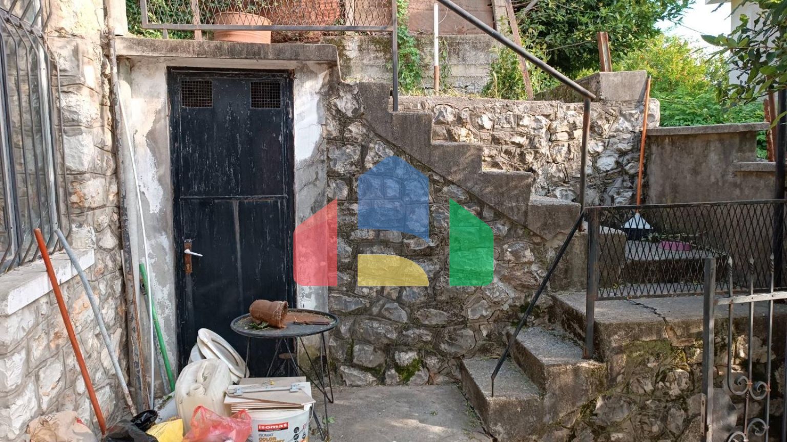 Недорогой дом в Сутоморе с каскадным участком.