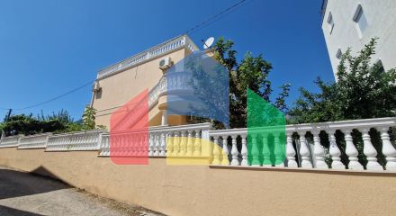 Двухэтажная вилла с двумя квартирами в Сутоморе на равнинной части
