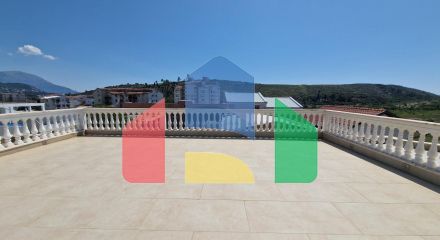 Двухэтажная вилла с двумя квартирами в Сутоморе на равнинной части