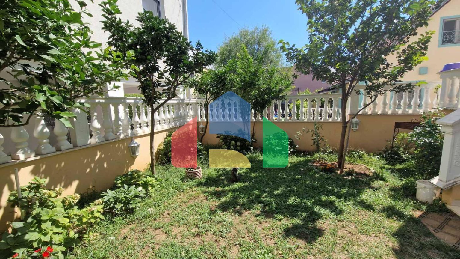 Двухэтажная вилла с двумя квартирами в Сутоморе на равнинной части